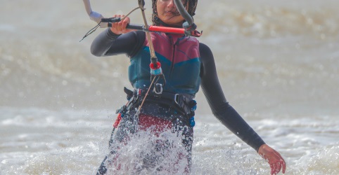 can people of any strength learn to kitesurf