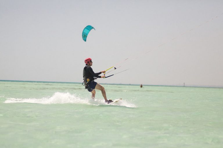 Top 4 Kitesurfing Kites For Beginners Choose One Of These!