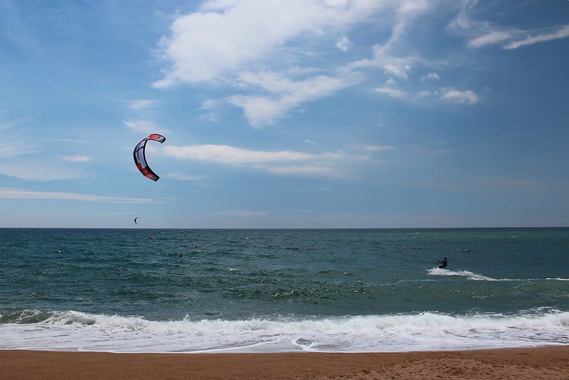 Best 4 Kiteboards For Beginners and Light Wind Warriors